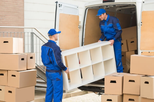 verhuiswagen-inladen-verhuismannen